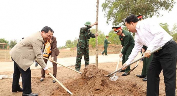 Lãnh đạo một số bộ, ngành Trung ương và tỉnh Hải Dương trồng cây tại Lữ đoàn 454 - ẢNH TIẾN MẠNH